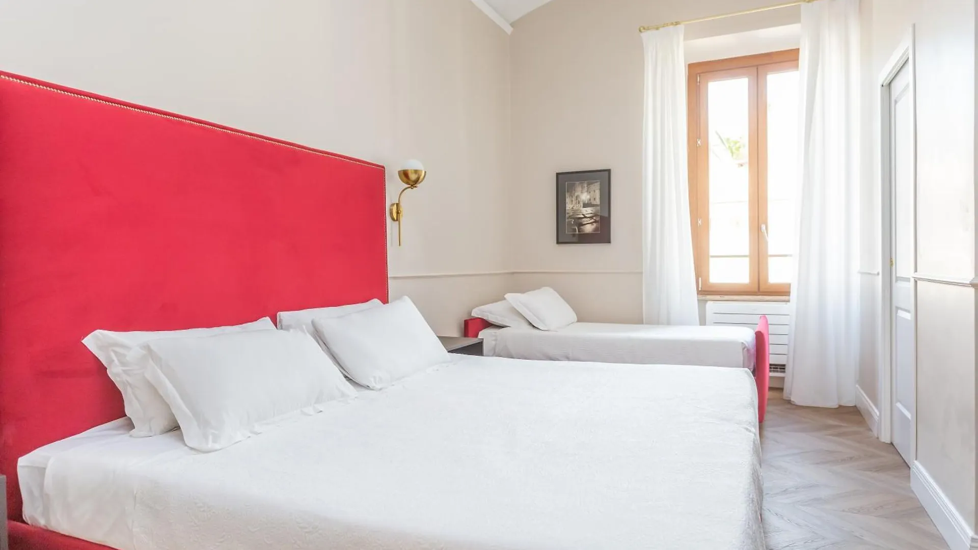 Daplace - La Mongolfiera Rooms In Navona Rome Italy