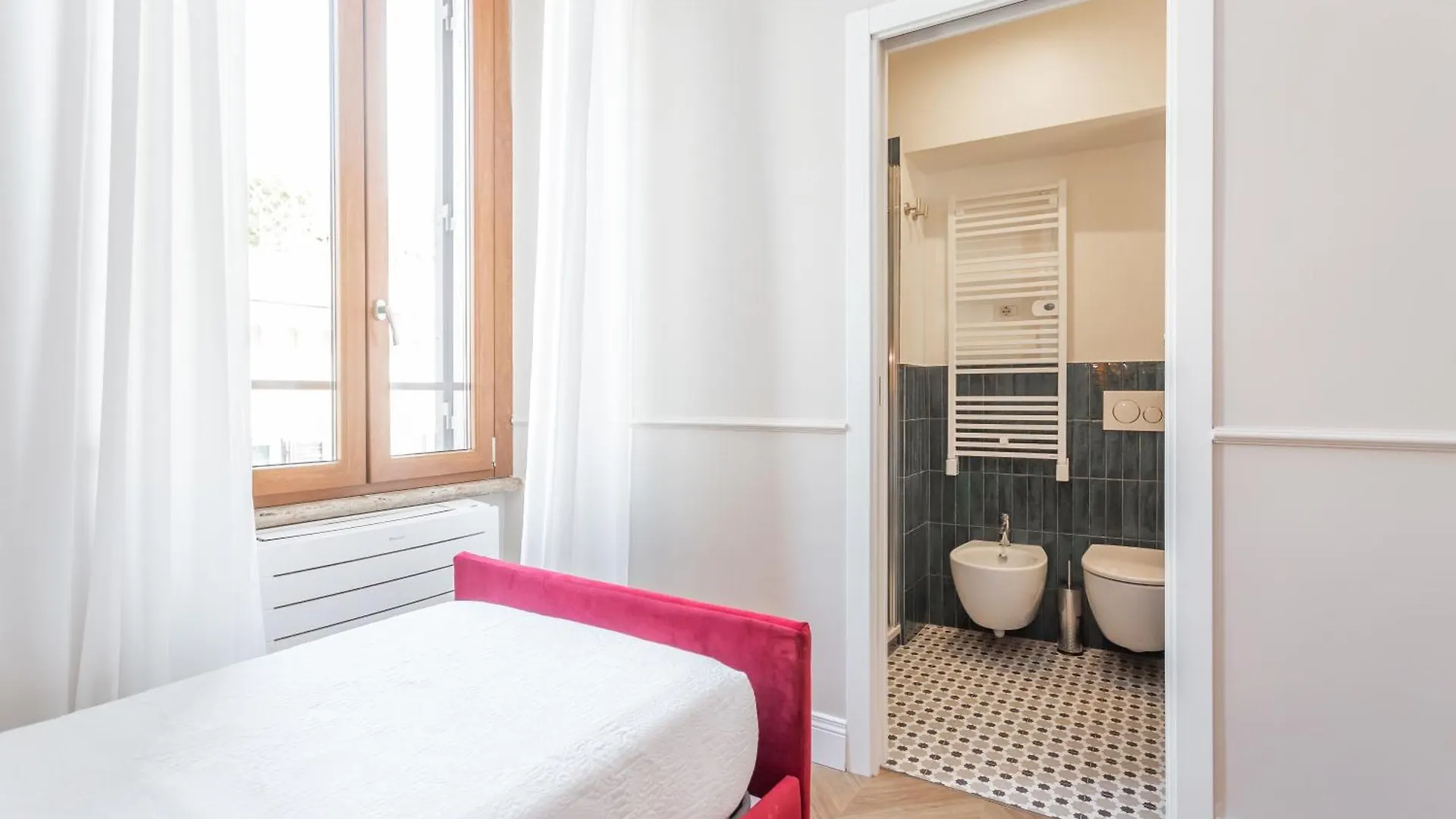 *** Guest house Daplace - La Mongolfiera Rooms In Navona Rome Italy